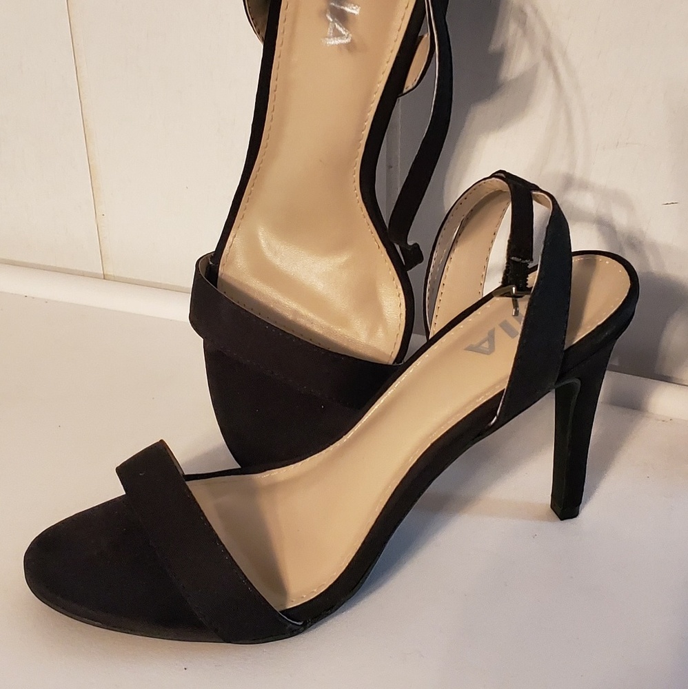 Mia sandals size 6